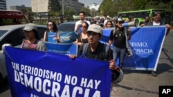 Periodistas protestan frente a la Corte Suprema, en la ciudad de Guatemala, el sábado 4 de marzo de 2023.