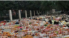 中国齐齐哈尔市第34中学体育馆房顶垮塌事件发生后，无数当地和外地民众持续到该校门口送鲜花、蜡烛和女孩喜欢的甜品饮料。（网络照片）