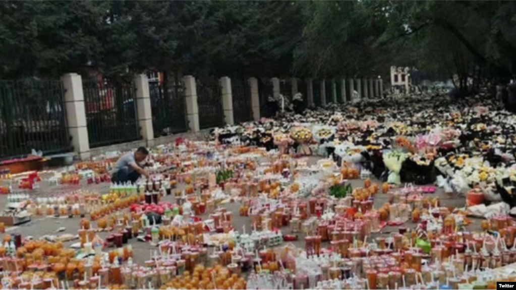 中国齐齐哈尔市第34中学体育馆房顶垮塌事件发生后，无数当地和外地民众持续到该校门口送鲜花、蜡烛和女孩喜欢的甜品饮料。（网络照片）(photo:VOA)
