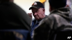 Earl Meyer, quien luchó para el Ejército estadounidense en la Guerra de Corea, se seca una lágrima mientras habla con otros veteranos en la Legión Estadounidense, el 7 de noviembre de 2023, en St. Peter, Minnesota, EEUU.