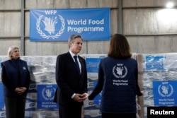 بازدید آنتونی بلینکن، وزیر امور خارجه آمریکا، از یک انبار «برنامه جهانی غذا» در امان، پایتخت اردن. یکشنبه ۱۷ دی ۱۴۰۲