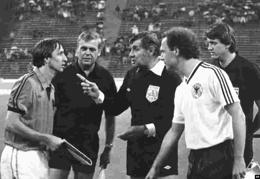 Kapiten reprezentacije Holandije Johan Krojf (levo) i Franc Bekenbauer (desno) uoči prijateljske utakmice u Minhenu povodom desete godišnjice finala Mundijala 1974. (Foto: AP/Dieter Endlicher)