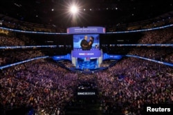 Mantan ibu negara AS Michelle Obama memeluk suaminya, mantan Presiden AS Barack Obama, di atas panggung sebelum pidatonya pada Hari ke-2 Konvensi Nasional Demokrat (DNC) di Chicago, Illinois, AS, 20 Agustus 2024. (Mike Segar/REUTERS)