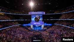 Owayengumongameli uMnu Barack Obama lomkakhe uNkosikazi Michelle Obama besemhlanganweni weDemocratic National Convention (DNC) eChicago, Illinois, Aug. 20, 2024. 