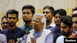 Peraih Nobel Muhammad Yunus, yang direkomendasikan oleh para pemimpin mahasiswa Bangladesh sebagai kepala pemerintahan sementara di Bangladesh, dalam jumpa pers di Bandara Internasional Hazarat Shahjalal, di Dhaka, Bangladesh, 8 Agustus 2024. (Mohammad Ponir Hossain/REUTERS)