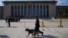 北京人大会堂外的警察和警犬。（2024年3月11日）
