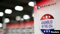 FILE - Stempel "Assembled in the USA" terlihat di samping kotak berisi televisi 32 inci di gudang Element Electronics, di Winnsboro, South Carolina, 29 Mei 2014. (REUTERS/Chris Keane)