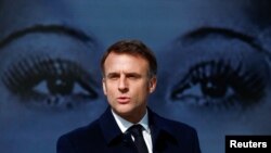 Presiden Prancis Emmanuel Macron berbicara dalam upacara peresmian hak aborsi ke dalam konstitusi Prancis dalam rangka Hari Perempuan Internasional di Paris, pada 8 Maret 2024. (Foto: Reuters/Gonzalo Fuentes)