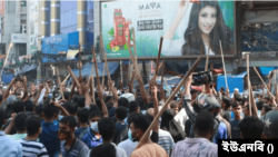 বাংলাদেশে ন্যূনতম মূল বেতন ২৩ হাজার টাকা করার দাবিতে গত কয়েকদিন ধরে ঢাকাসহ বিভিন্ন স্থানে বিক্ষোভ করছেন পোশাক কারখানার শ্রমিকরা।
