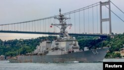 资料照片：美国海军“卡尼号”导弹驱逐舰穿越土耳其的博斯普鲁斯海峡。（2019年7月14日）