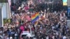 2023 年 6 月 4 日，LGBTQ 社区在泰国曼谷的骄傲游行中举着彩虹旗。
