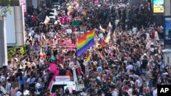 2023 年6 月4 日，LGBTQ 社區在泰國曼谷的驕傲遊行中舉著彩虹旗。