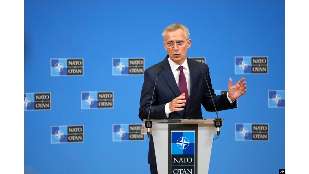 Sekretaris Jenderal NATO Jens Stoltenberg berbicara dalam konferensi pers di markas besar NATO di Brussels, Kamis, 6 Juli 2023. (Foto: AP)