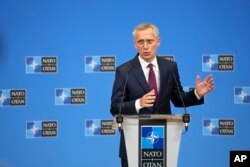 Sekretaris Jenderal NATO Jens Stoltenberg berbicara dalam konferensi pers di markas besar NATO di Brussels, Kamis, 6 Juli 2023. (Foto: AP)