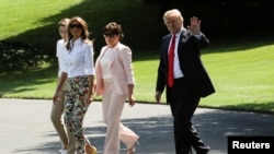 Donald i Melanija Trampa u šetnji sa Amalijom Knavs i sinom Baronom, jun 2018. (Foto: REUTERS/Jonathan Ernst)