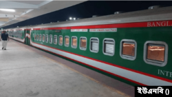 পদ্মা সেতুতে প্রথম বাণিজ্যিক ট্রেন চলাচল - খুলনা থেকে প্রথমবার যাত্রী নিয়ে পদ্মা সেতু হয়ে ঢাকায় এসেছে সুন্দরবন এক্সপ্রেস। ১ নভেম্বর, ২০২৩।