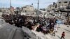 Warga Palestina menghadiri salat Jumat di dekat reruntuhan masjid yang hancur akibat serangan Israel di kota Rafah, Jalur Gaza selatan,di tengah konflik yang berlanjut antara Israel dan Hamas. (Reuters)&nbsp;