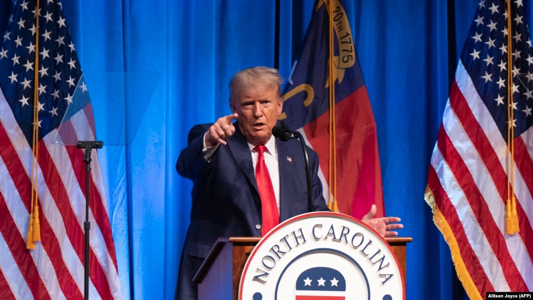 Mantan presiden AS, Donald Trump, berpidato di hadapan pendukungnya dalam konvensi Partai Republik di Greensboro, Carolina Utara, Sabtu, 7 Juni 2023. (Foto: Allison Joyce/AFP)