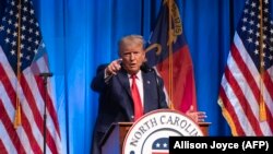 Mantan presiden AS, Donald Trump, berpidato di hadapan pendukungnya dalam konvensi Partai Republik di Greensboro, Carolina Utara, Sabtu, 7 Juni 2023. (Foto: Allison Joyce/AFP)