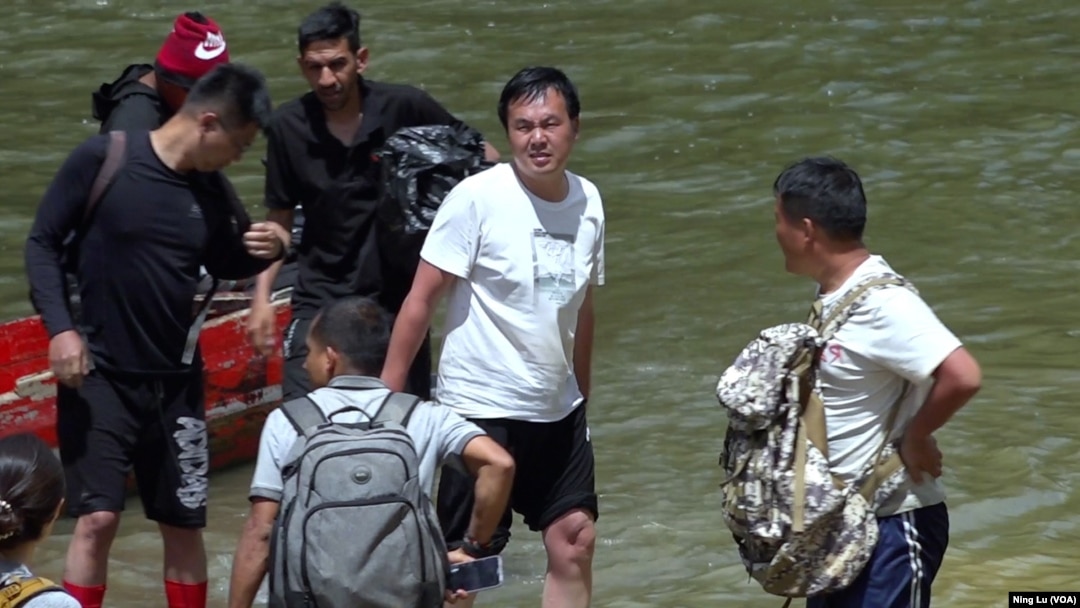 Di dân Trung Quốc rời thuyền tại Lajas Blancas, tỉnh Darien, Panama, ngày 23/2/2024. 