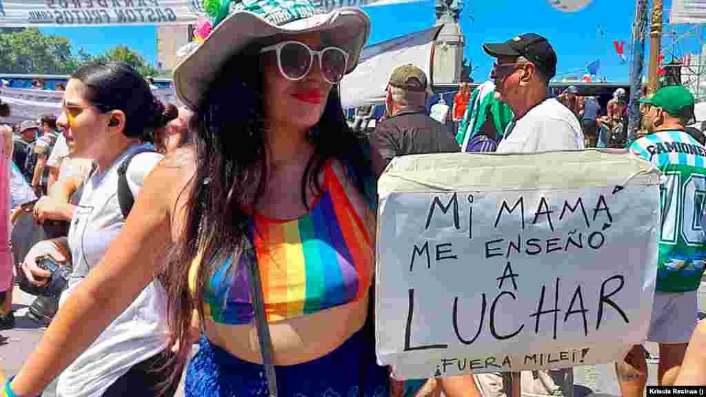 Una mujer muestra un cartel y acompaña la marcha junto a las Madres y Abuelas de la Plaza de Mayo. 