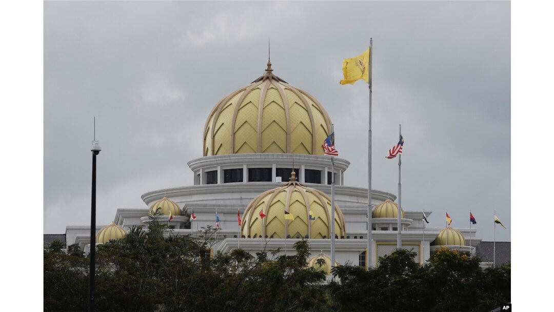 Bendera berkibar di luar Istana Nasional di Kuala Lumpur, Malaysia, Selasa, 22 November 2022. (Foto: AP)