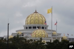 Bendera berkibar di luar Istana Nasional di Kuala Lumpur, Malaysia, Selasa, 22 November 2022. (Foto: AP)