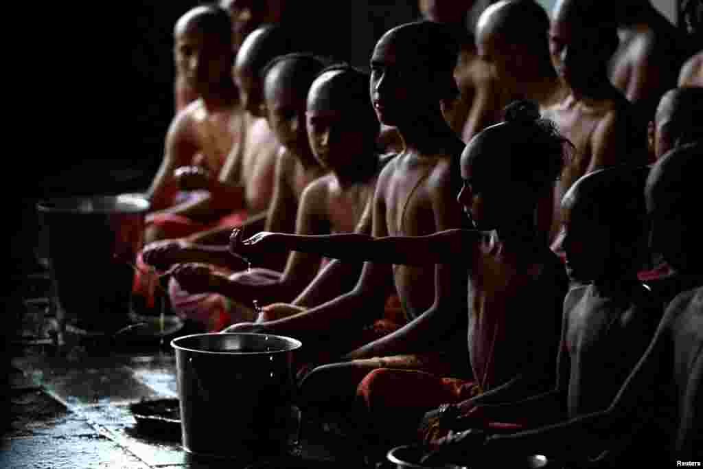 Umat ​​Hindu pemula menjalani mandi ritual untuk menandai festival Janai Purnima (Festival Benang Suci) di lokasi Kuil Pashupatinath di Kathmandu, Nepal. (Reuters)&nbsp;