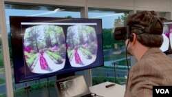 Seorang pengguna kamera hologram menggunakan perangkat jemala realitas virtual. (Foto: VOA)