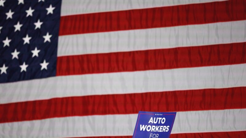 Pendukung menunggu mantan Presiden Donald Trump di Clinton Township, Michigan, Rabu, 27 September 2023. (AP/Mike Mulholland)