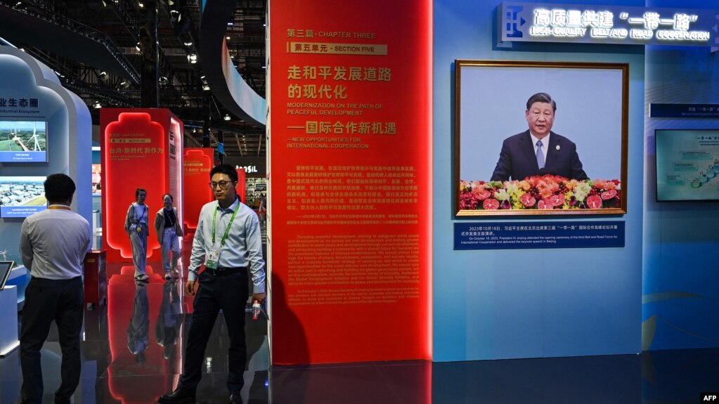 上海举办的中国国际进口博览会中国展台上显示的中国领导人习近平的视频。（2023年11月5日）(photo:VOA)