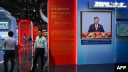 上海舉辦的中國國際進口博覽會中國展位上顯示的中國領導人習近平的影片。（2023年11月5日）