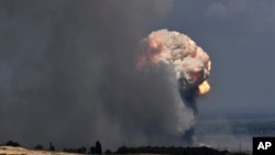 Oblak dima se diže iznad skladišta municije u kojem su se dogodile eksplozije u objektu u Kirovskom okrugu na Krimu, 19. jula 2023.