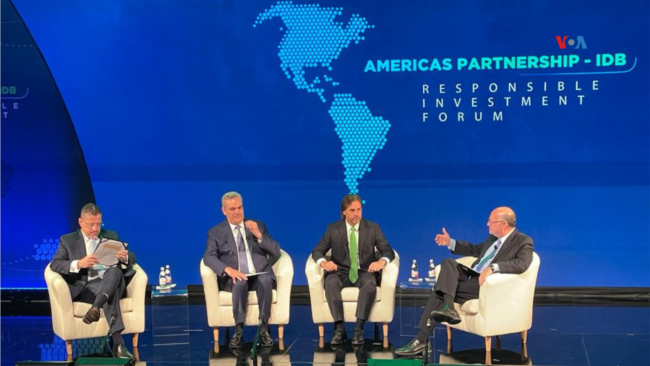 Los presidentes (de izq a der) de Costa Rica, Rodrigo Chaves; Rep. Dominicana, Luis Abinader; Uruguay, Luis Lacalle Pou y el director del BID, Ilan Goldfajn conversan en un panel del Foro de Inversión Sostenible, el 2 de noviembre en Washington, EEUU.