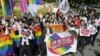 日本一家法院裁定，不允许同性婚姻是违宪后，日本民众挥舞彩虹旗帜和标语庆祝。（2023年5月30日）