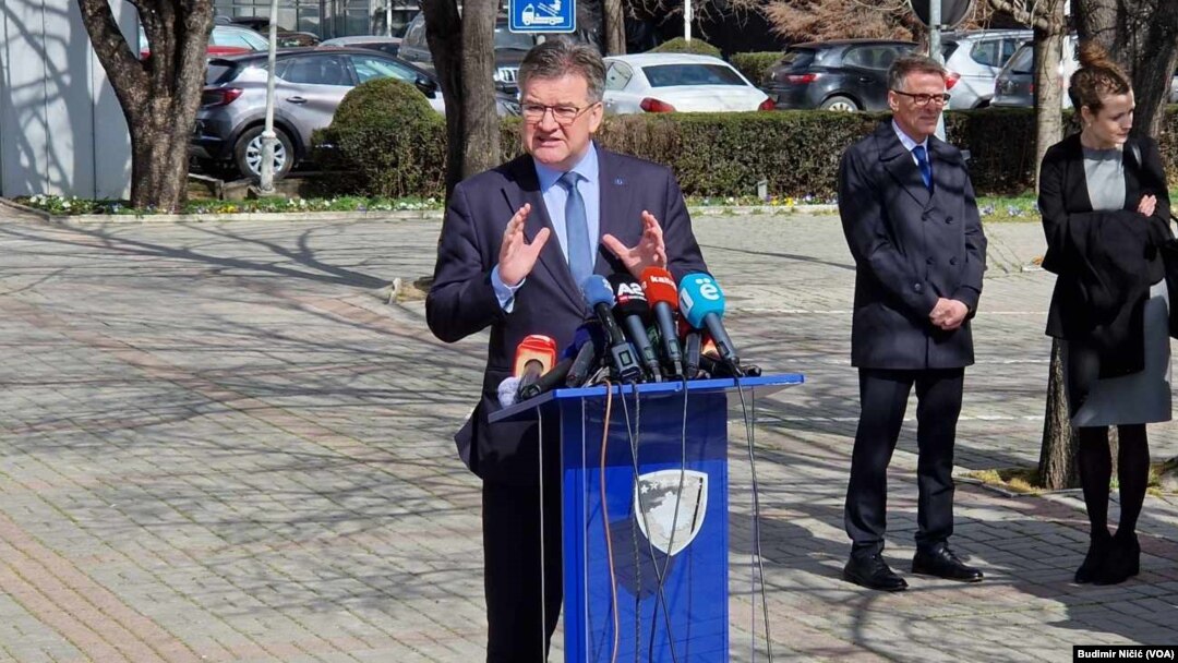 Specijalni izaslanik EU Miroslav Lajčak na konferenciji za novinare u Prištini (Foto: VOA/Budimir Ničić)