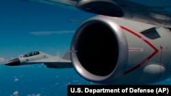 美国国防部2023年10月17日解密中国解放军胁迫和危险拦截行为的图像和视频，2022年6月23日中国军机在太平洋国际空域拦截美国军机。自2021年秋季以来，已有超过180起此类事件。