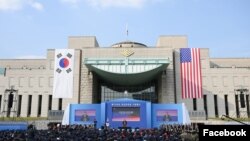 윤석열(연단) 한국 대통령이 12일 서울 전쟁기념관에서 열린 제73주년 장진호 전투 기념식에서 연설하고 있다. (한국 대통령실 페이스북)