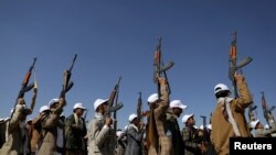 胡塞武装分子在也门萨那附近参加一场抗议美国领导的对胡塞目标袭击行动的集会。（路透社2024年1月25日）