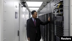 তাইওয়ানের ফক্সকন টেকনোলজির প্রতিষ্ঠাতা এবং চেয়ারম্যান গৌ, গুইয়াংয়ের একটি কোম্পানির ডেটা সেন্টারে ফক্সকনের ডেটা সার্ভার পরিদর্শন করছেন। (ফাইল ছবি) 