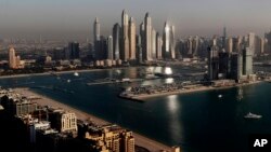 រូបឯកសារ៖ អគារ​ខ្ពស់ៗ​ក្នុង​សង្កាត់ Dubai Marina (កណ្តាល) និង​កំពង់ផែ Dubai Harbor (ស្តាំ) ក្នុង​ទីក្រុង​ឌូបៃ ប្រទេស​អារ៉ាប់រួម កាលពី​ថ្ងៃទី៦ ខែមេសា ឆ្នាំ២០២១។