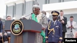 Presiden terpilih Liberia Joseph Boakai, yang mengalahkan Presiden George Weah dalam pemilihan putaran kedua, memberikan pidato setelah dia dilantik sebagai presiden pada upacara pelantikan di Monrovia, 22 Januari 2024. (Foto: Reuters)