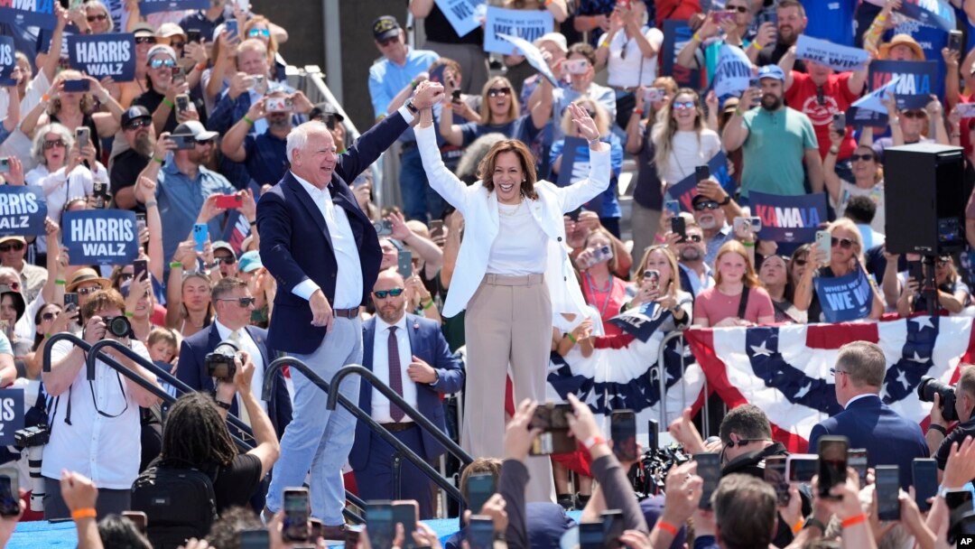Ứng cử viên tổng thống đảng Dân chủ-Phó Tổng thống Kamala Harris và ứng cử viên phó tổng thông-Thống đốc bang Minnesota Tim Walz ở Eau Claire, bang Wisconsin, 7/8/2024.