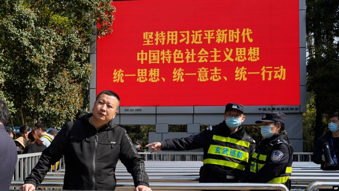 中国江苏省南京中山陵入口处的一幅宣传习近平新时代的宣传标语。（2023年3月28日）