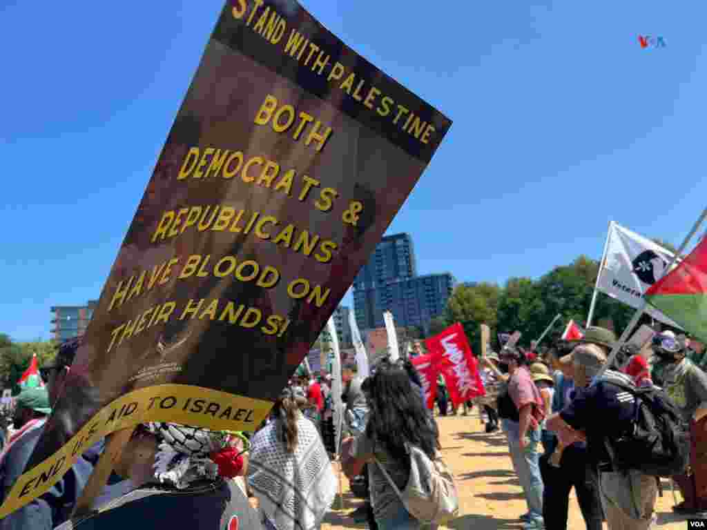 Este cartel en apoyo a&nbsp;Palestina dice, &quot;Tanto los demócratas como los republicanos tienen sangre en sus manos&quot;, durante manifestación en&nbsp;Union Park, parque cerca de la sede de la Convención.