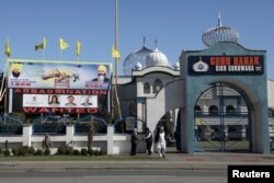 Sebuah spanduk dipasang di luar kuil Guru Nanak Sikh Gurdwara, di Surrey, British Columbia, Kanada, 18 September 2023 setelah terbunuhnya pemimpin Sikh Hardeep Singh Nijjar di pekarangannya pada Juni 2023. (REUTERS/Chris Helgren)