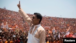 Mgombea Urais wa Madagascar Andry Rajoelina akiwasalimu wafuasi wake huko Antananarivo, Novemba 3, 2018. REUTERS/Malin Palm