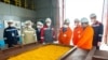 资料照片：哈萨克斯坦国家原子能工业公司的照片显示该公司的工作人员在该国南部的采矿设施中查看铀黄饼。（2022年4月22日）