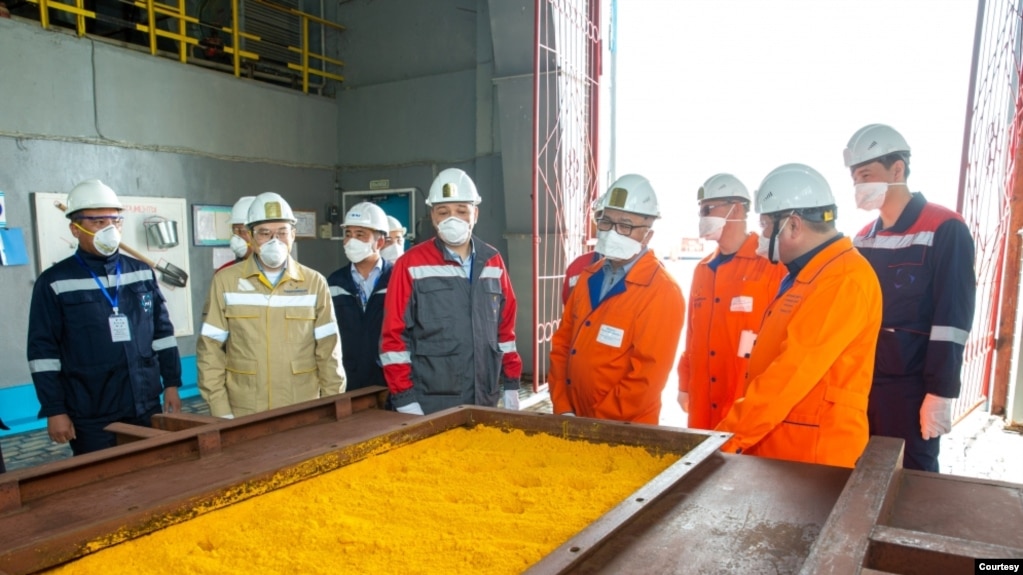 资料照片：哈萨克斯坦国家原子能工业公司的照片显示该公司的工作人员在该国南部的采矿设施中查看铀黄饼。（2022年4月22日）(photo:VOA)