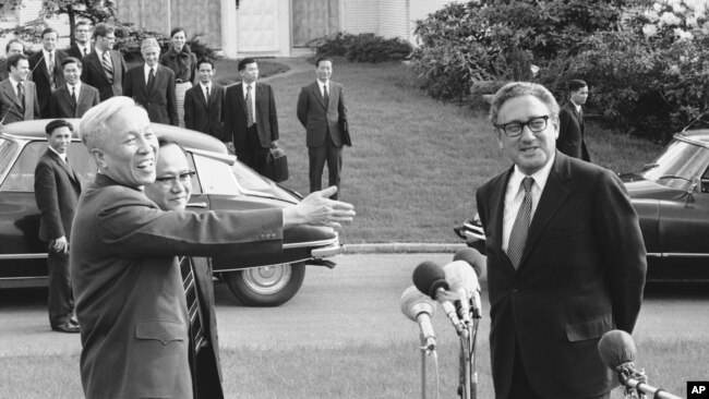 Cựu Ngoại trưởng Mỹ Henry Kissinger (phải) và Cố vấn đặc biệt của chính quyền Bắc Việt Lê Đức Thọ (trái-chỉ tay) sau một tuần hòa đàm Hiệp định Paris tại St. Nom La Breteche, ở ngoại ô thủ đô nước Pháp, ngày 23/5/1973.